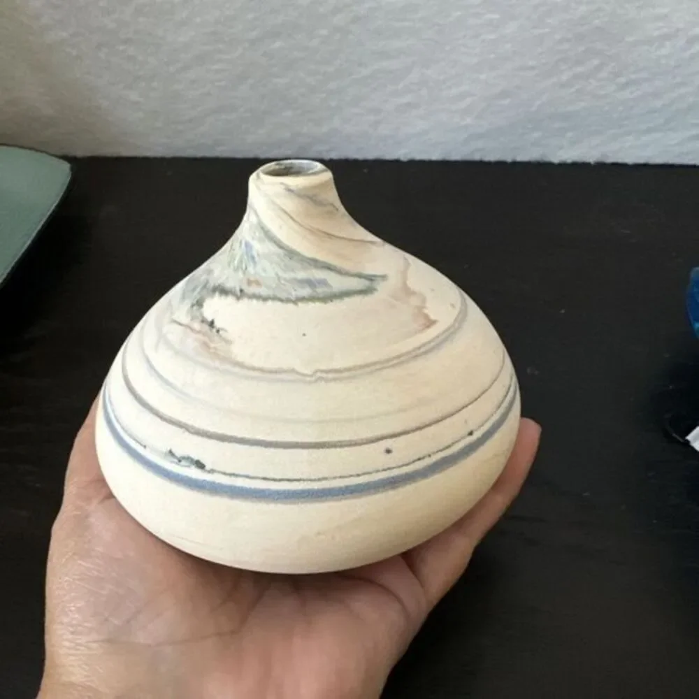 Small Pottery Vase,‎ Signed 4